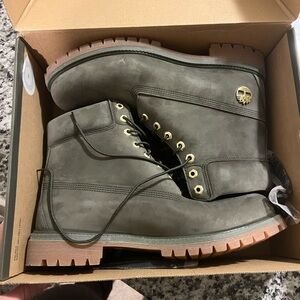 TIMBERLAND PREMIUM WATERPROOF BOOT
DARK GREEN NUBUCK